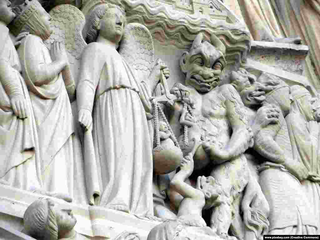 فرشته&zwnj;ها و شیاطین نوتردام؛ ساعاتی پس از&nbsp;وقوع آتش&zwnj;سوزی در کلیسا، کتاب ویکتور هوگو با عنوان &laquo;گوژپشت نتردام&raquo; به صدر کتاب&zwnj;های پرفروش آمازون صعود کرد.&nbsp;داستان گوژپشت نتردام در سال ۱۴۸۲ و دوران لوئی یازدهم اتفاق می&zwnj;افتد ولی بخش زیادی از این کتاب وصف معماری کلیسای جامع نتردام است. بسیاری از منتقدان معتقدند که در حقیقت این کلیسا شخصیت اصلی اثر ویکتور هوگو است.