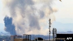 Дым после ударов по Тегерану 7 апреля 2026 года