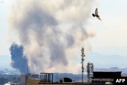 Дим здіймається після ударів по Тегерану 7 квітня 2026 року