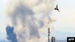 Дим здіймається після ударів по Тегерану 7 квітня 2026 року