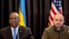 وزیر دفاع آمریکا (چپ) در کنار همتای اوکراینی خود در نشست «گروه تماس دفاعی اوکراین» 