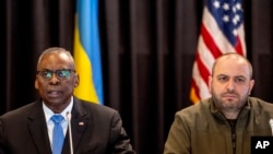 وزیر دفاع آمریکا (چپ) در کنار همتای اوکراینی خود در نشست «گروه تماس دفاعی اوکراین» 