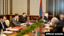 Armenia -- President Serzh Sarkisian (C) chairs a National Security Council meeting, 5Jun2013.