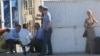 Полиция Дашогуза допрашивает стоящих в очередях за сигаретами