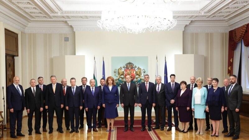 Радев ја претстави новата Влада, Јанев останува технички премиер на Бугарија