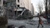 Un militar ucrainean inspectează locul unei clădiri avariate, după un atac cu rachete rusești, în Kiev, Ucraina, 31 decembrie 2022.