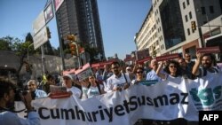 Protest podrške ispred suda u Istanbulu za novinare Džumhurijeta