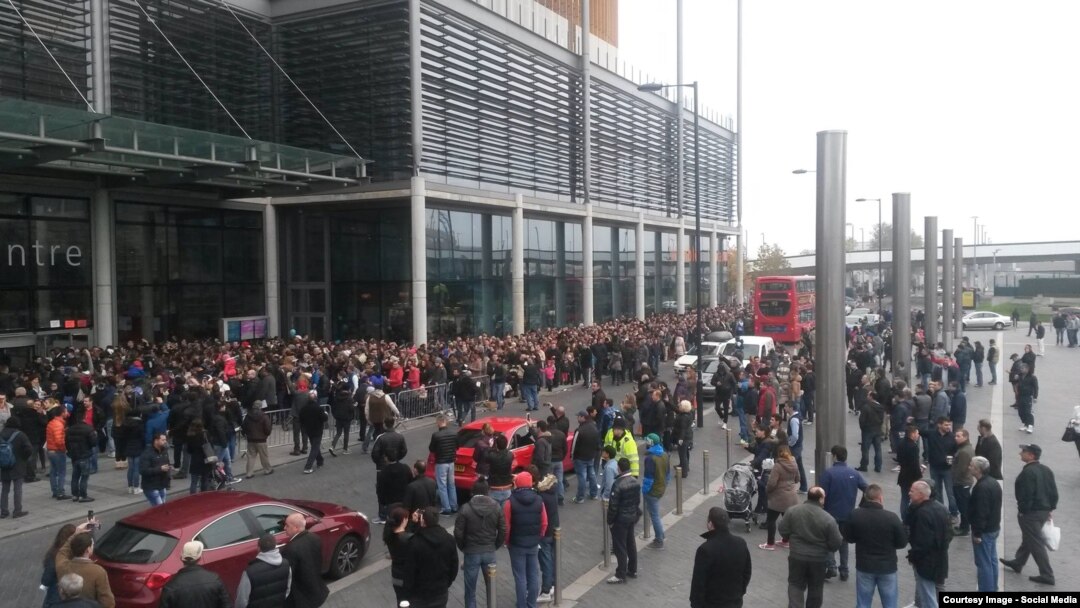 Români din Marea Britanie așteptînd să voteze în alegerile prezidențiale din 2014 la un centru de la Wembley