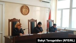 Бишкек шаардык сотунун судьялары Ирина Скрипкина, Гүлмира Садыкова жана Азизбек Досмамбетов.12-март, 2020-жыл. 