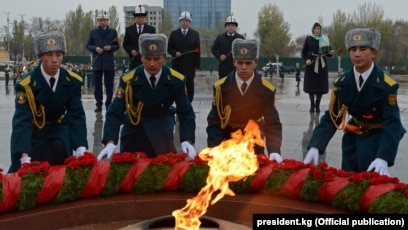 Мен сенің әйеліңді жарнамалаймын Догги стиліндегі фотосуретте саңылауларын жайып жатқан жалаңаш әйелдер