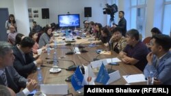 Участники пресс-завтрака, приуроченного к Международному дню отца. Нур-Султан, представительство ООН в Казахстане. 14 июня 2019 года.