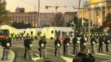 Kordon policije razdvaja dvije grupe demonstranata u Beogradu 5. novembar 2025.
