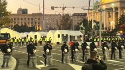 Kordon policije razdvaja dvije grupe demonstranata u Beogradu 5. novembar 2025.
