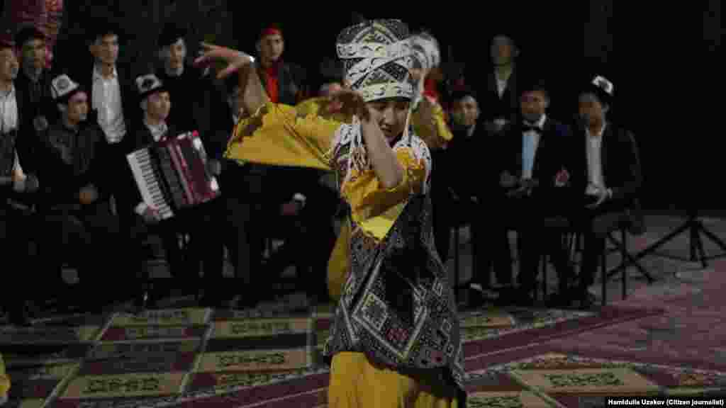 Кече ыр-бий менен коштолду.