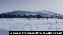 Заброшенные лагерные бараки на Колыме. Кадр из фильма "Дорога костей"