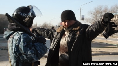 Жігітпен жыныстық қатынасқа түсуге мәжбүрлеген азғындардың видеосы Бисексуалдар, гейлер және свингерлердің қатысуымен онлайн порно бейнелерді қараңыз.