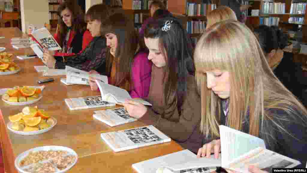 Moldova - Radio Europa Libera books introduced at Bălti University, students