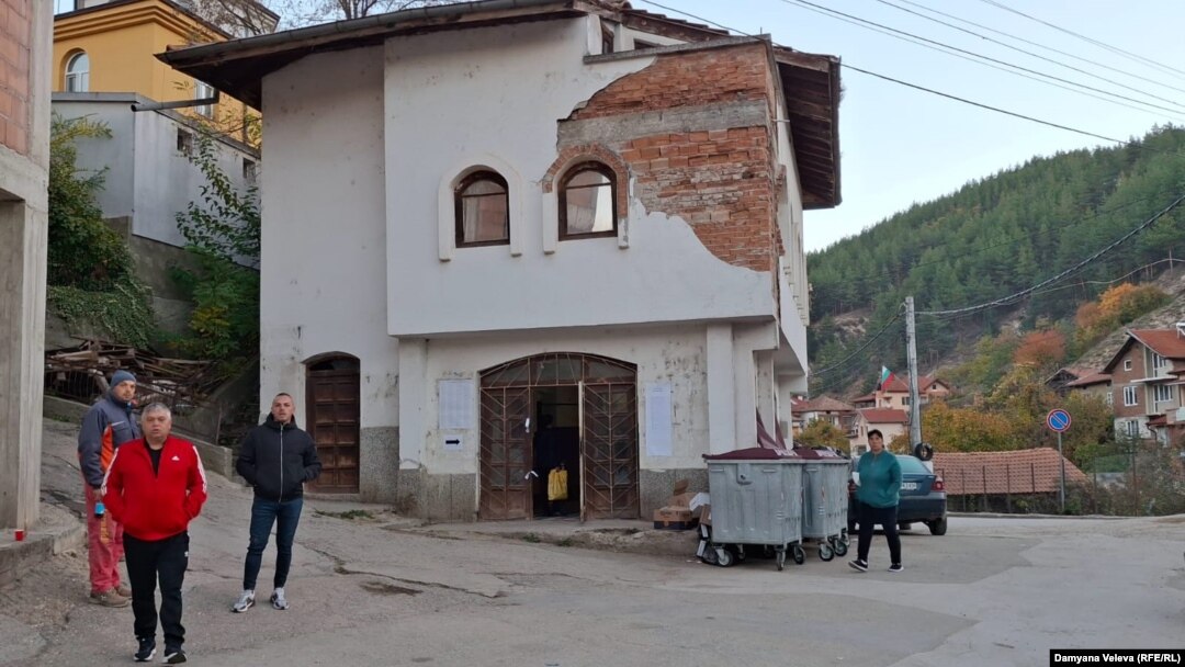 В 7 сутринта вратите на секцията в сградата на горското са отворени. Отпред стоят трима мъже - вдясно в черно е кметът на селото Алекси Крънчов.