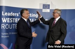 Orbán Viktor és Jean-Claude Juncker, az Európai Bizottság akkori elnöke egy migrációról szóló EU-csúcson 2015. október 25-én