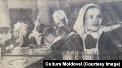 Elevii în cantina școlii. „Cultura Moldovei”, 28 octombrie 1964.