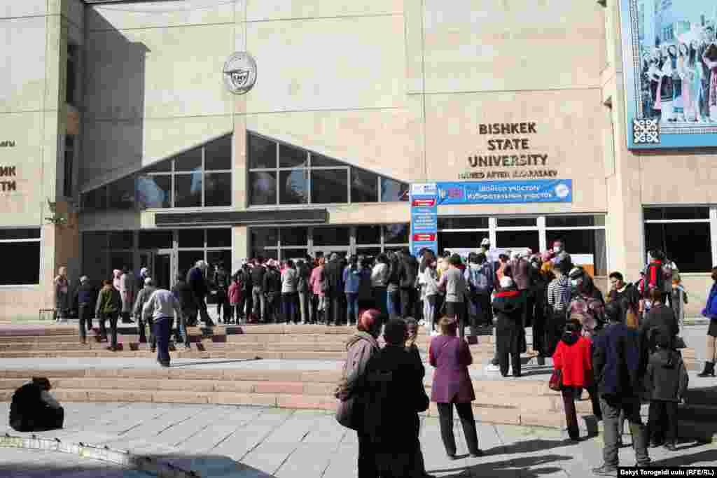 Бишкек гуманитардык университетинин алдында добуш берүү үчүн кезектер тургандар.
