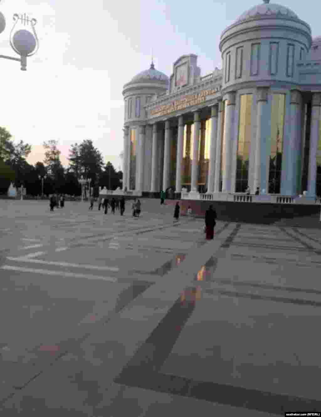 Aşgabatdaky magtymguly teatry. Türkmenistanda teatrlar azat bazar ytkdysadyýeti şertlerinde hem esasan döwlet serişdeleriniň hasabyna işleýärler. Sebäbi oýun goýujylar tomaşaçy çekjek oýunlara derek, sowet döwründäki ýaly, döwlet ideologiýasyna gabat gelýän ýa-da adamlary kän gyzyklandyrmaýan oýunlary sahnalaşdyrmaly bolýbarlar.