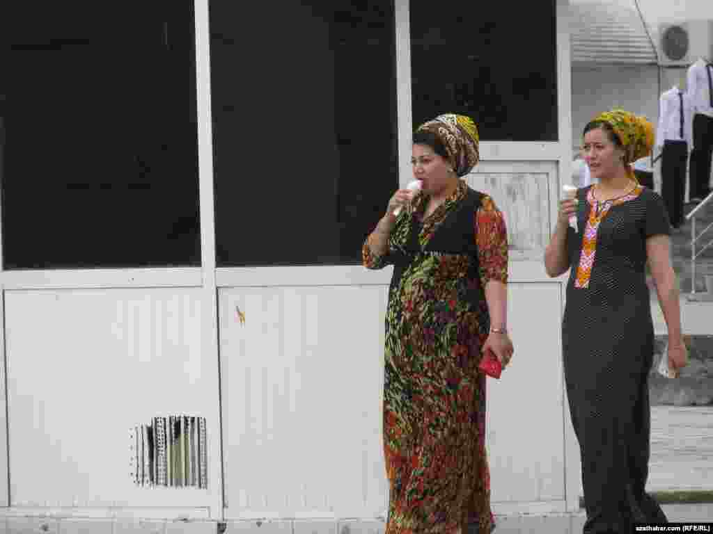 Doňdurmaly a&yacute;al maşgalalar. Aşgabat