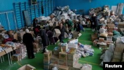 Волонтеры сортируют гуманитарную помощь в Авдеевке, 5 февраля 2017 года