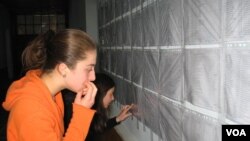 На прошлой неделе парламентское большинство утвердило порядок сверки данных в день голосования, но сегодня его поменяла. Предложенная процедура оказалась столь запутанной, что разобраться в ней не смогли даже политики со стажем