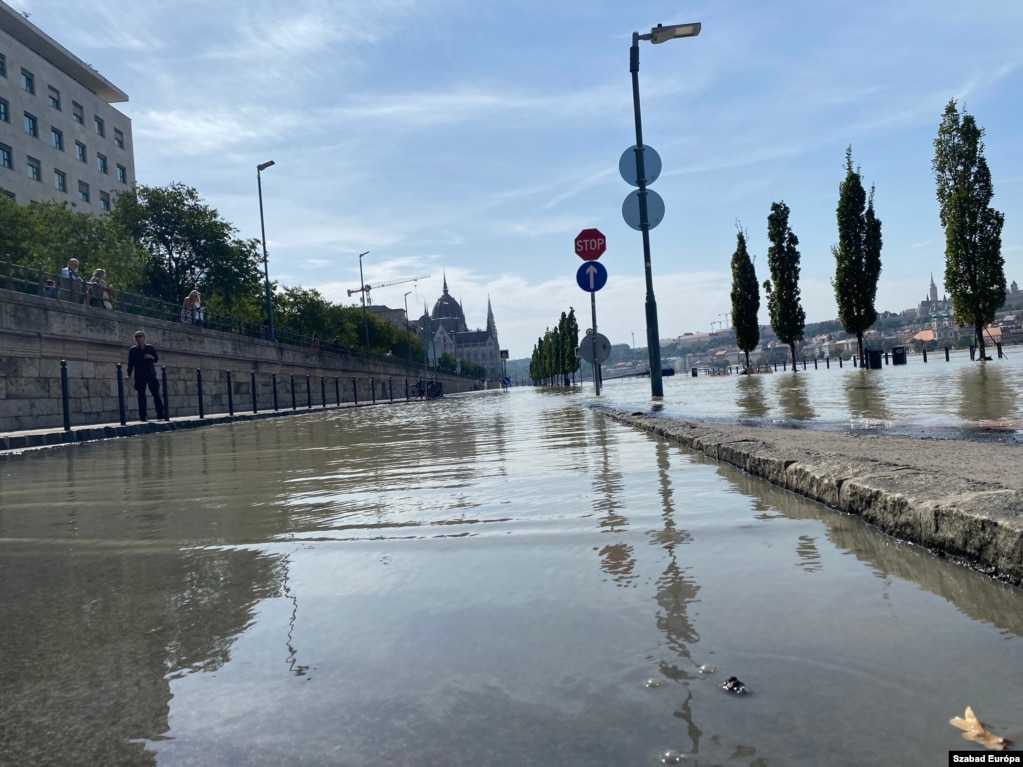 Cheiul Dunării la Budapesta – în fundal se vede clădirea Parlamentului maghiar. Primarul Budapestei, Gergely Karacsony, a anunțat că orașul va folosi un milion de saci de nisip pentru a fortifica apărarea împotriva inundațiilor.