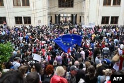 Protestatari adunați în fața sediului Parlamentului de la Tbilisi, care dezbătea adoptarea finală a legii „influenței străine”, la 28 mai.