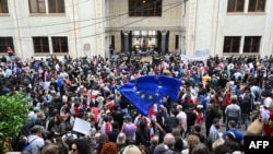 تجمع مخالفان قانون جنجالی «عوامل خارجی» در مقابل پارلمان گرجستان