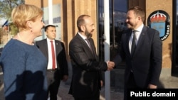 მარჯვნიდან მარცხნივ: საგარეო მინისტრები, მარგუს ცაჰკნა და არარატ მირზოიანი, ელჩი მარგე მარდისალუ-კაჰარი