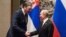 Сръбският президент Вучич и неговият руски колега Путин по време на среща тази пролет. Отношенията между Сърбия и Русия са традиционно дружески.