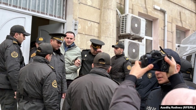 Fərid Mehralızadə məhkəmədən aparılır.
