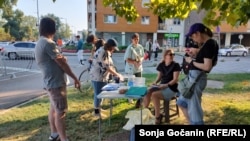 Okupljeni u Beogradu ispred glasačkog mjesta