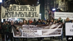 Demonstranti drže transparente na kojima pozivaju na oslobađanje zatvorene novinarke Mzije Amaglobeli u Tbilisiju, 29. januara 2025.