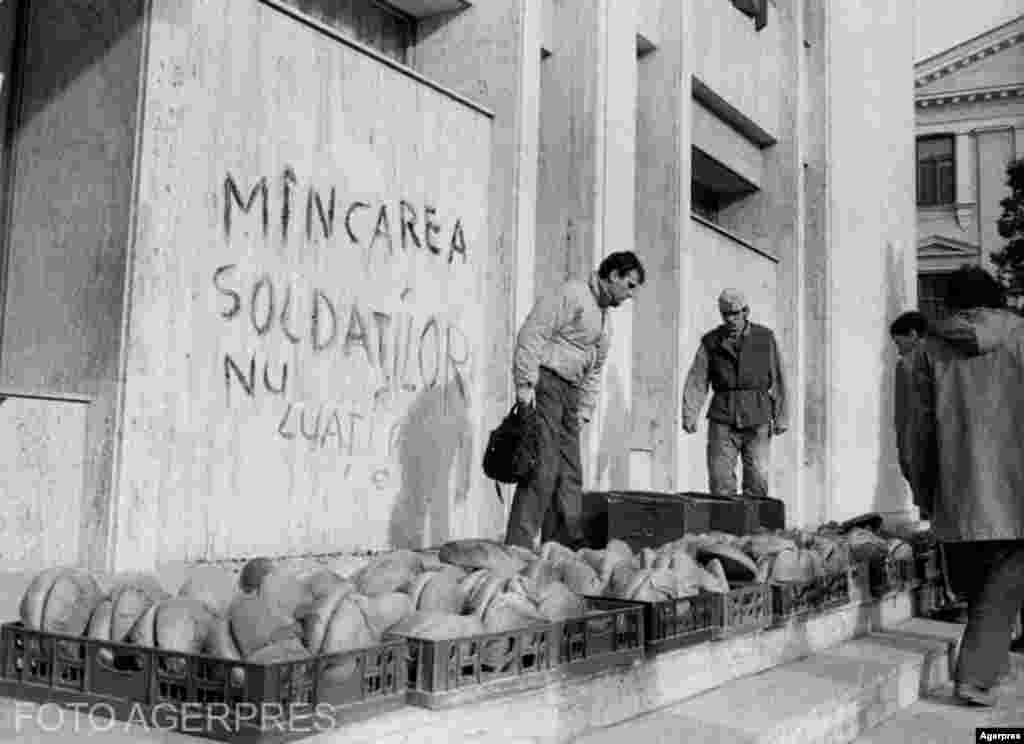 București, decembrie 1989. Apelul la apărarea principalor instituții publice aducea cu sine nenumărate gesturi de solidaritate. Cele mai multe însemnau împărțirea de alimente și îmbrăcămite groasă celor de gardă.&nbsp;