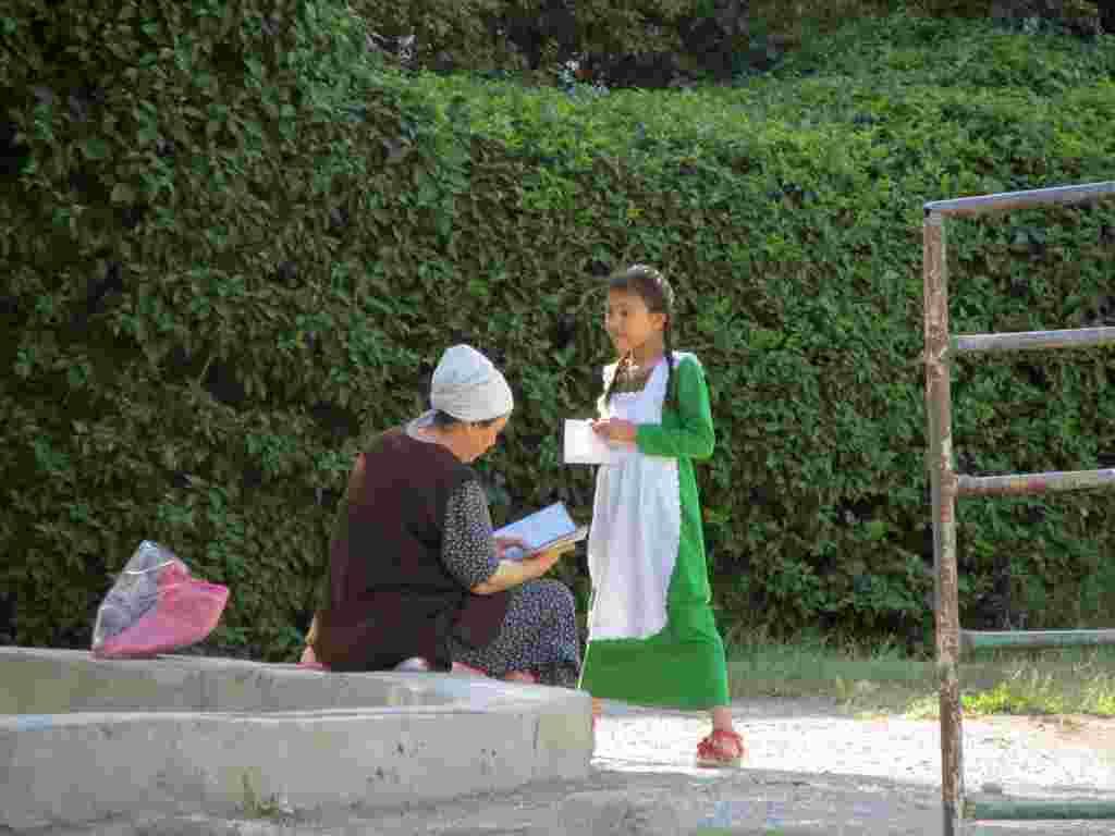 Ejesi gyzynyň g&uuml;ndeligini barla&yacute;ar