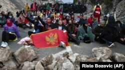 Протестиращите направиха блокади с камъни по пътищата към Цетине