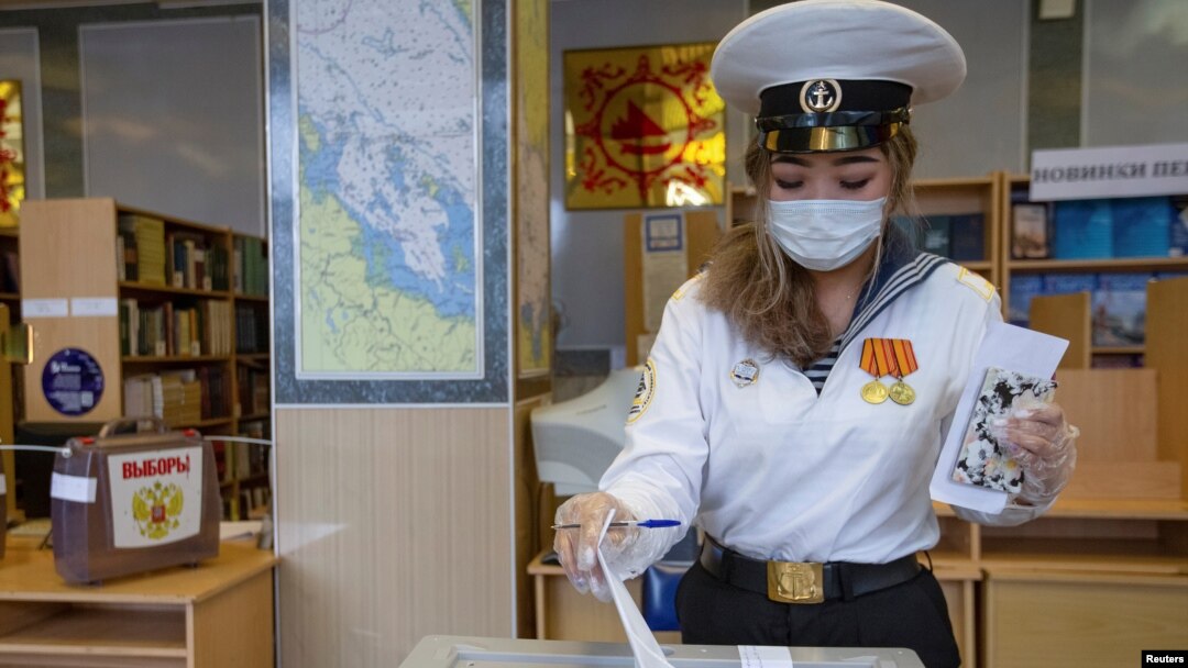 Miza alegerilor din Rusia nu e doar menținerea puterii de partidul Rusia Unită al președintelui Putin, ci și un pas important pentru a-i asigura acestuia multe mandate la conducerea țării. Scrutinul a început, un cadet al Forțelor Navale a votat deja, vineri, la Vladivostok.