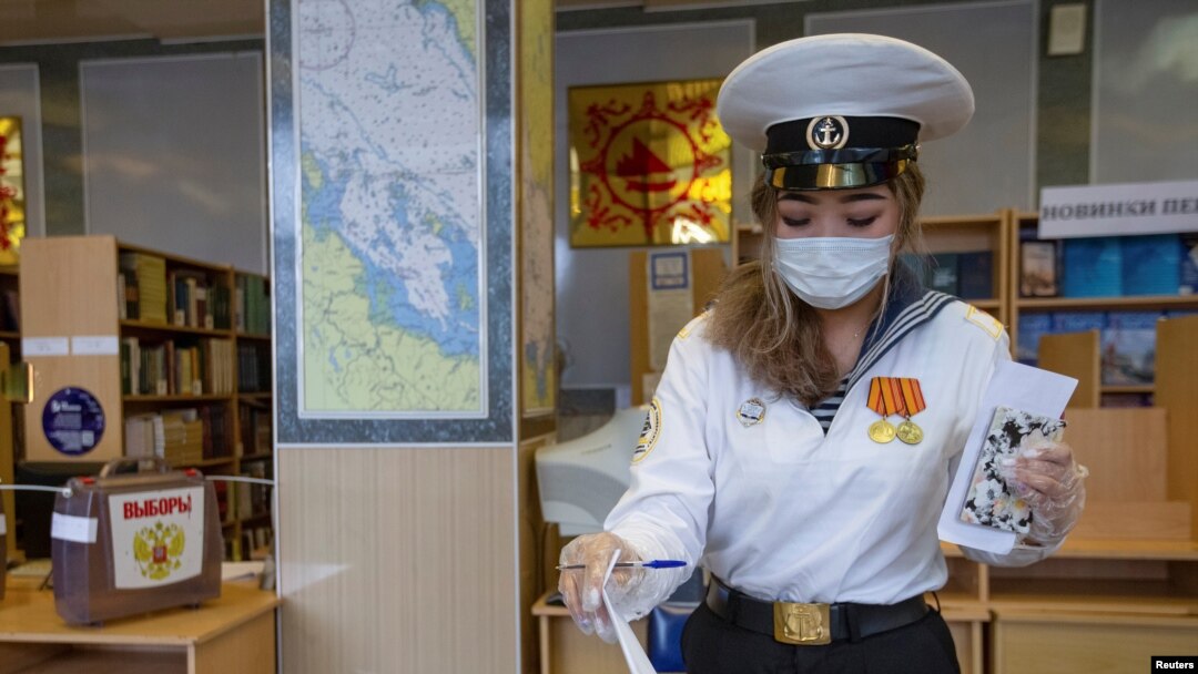 Ҳарбий денгизчилар ўқув юрти курсанти сайловда овоз бермоқда.