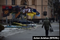 Імпровізований меморіал перед будівлею Харківської обласної військової адміністрації. Харків, лютий 2026