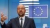 «Сьогодні президент Євроради дізнався, що офіцер безпеки, з яким у нього був тісний контакт на початку минулого тижня, отримав позитивний тест на COVID... Поважаючи правила Бельгії, відсьогодні він пішов на карантин», – написав у твітері речник Мішеля Баренд Лейтс