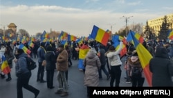 Mii de oameni protestează duminică în București față de anularea turului al doilea al alegerilor prezidențiale.