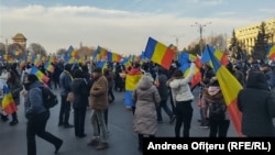 Mii de oameni au ajuns în Piața Victoriei unde urmau să manifesteze împotriva măsurilor Guvernului în privința alegerilor apoi să se îndrepte spre Palatul Cotroceni.