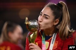 Futbollistja spanjolle Olga Carmona duke e puthur trofeun e Kupës së Botës 2023, pasi e shënoi golin e triumfit në finale kundër Anglisë, 20 gusht 2023.