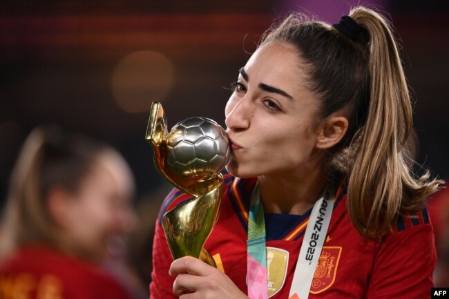 Futbollistja spanjolle Olga Carmona duke e puthur trofeun e Kupës së Botës 2023, pasi e shënoi golin e triumfit në finale kundër Anglisë, 20 gusht 2023.