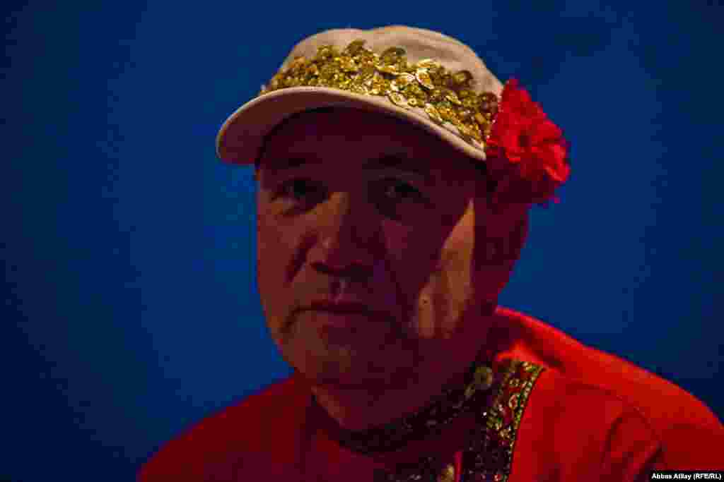 Kəndin ən məşhur adamlarından Kolya dayı.