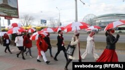 Жаночае шэсьце ў Менску на праспэкце Пераможцаў. 4 красавіка.